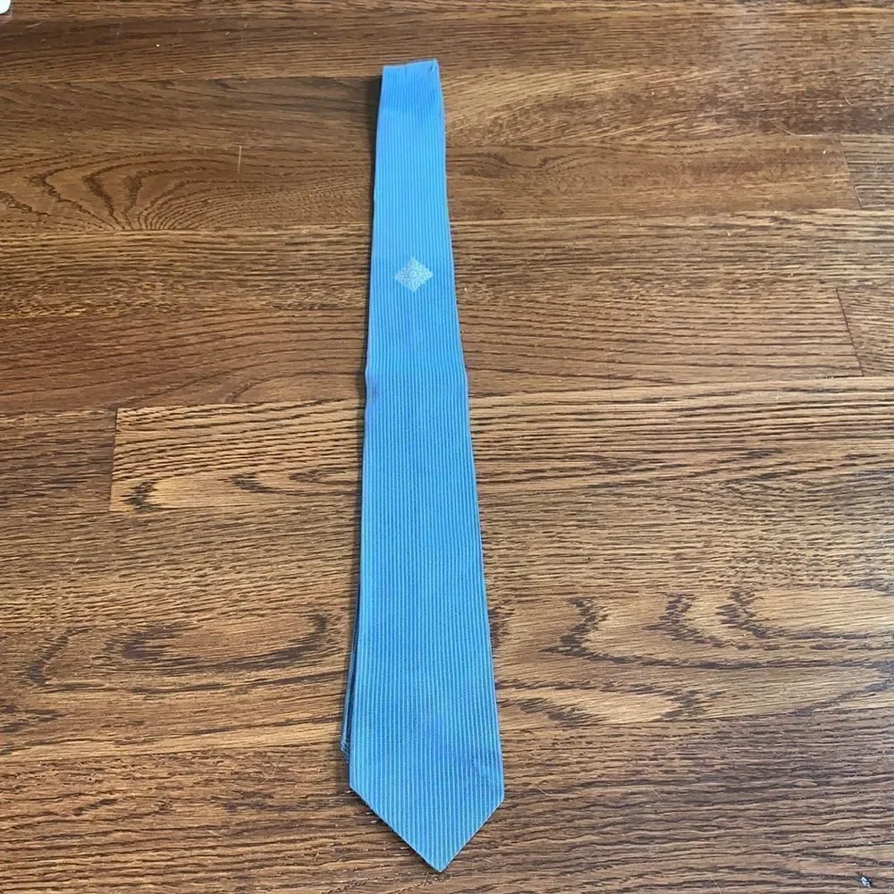Vtg boys light blue‎ tie with gold emblem